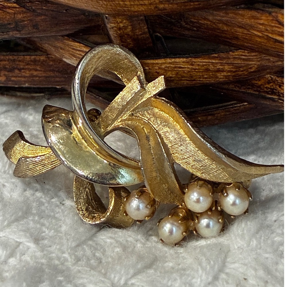 Vintage Brooks Gold Tone Abstract Ribbon Faux Pearl Brooch Pin